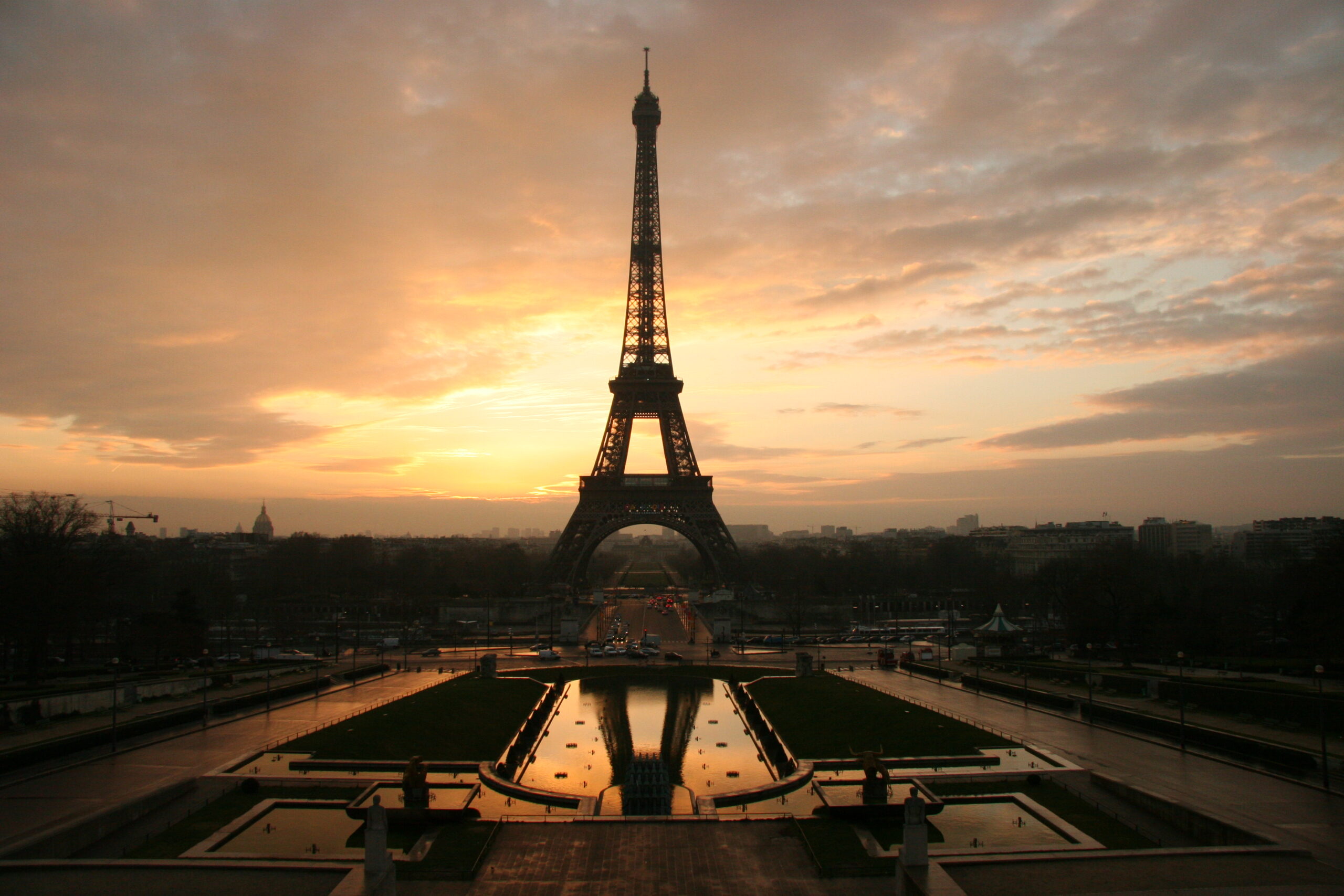 - Eiffel tower at dawn horizontal 1 scaled